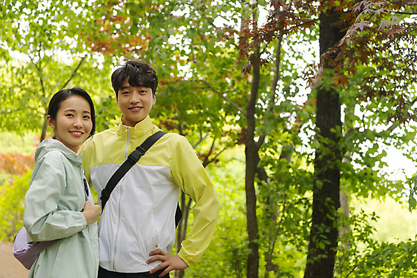 포토 JPG 주간 나무 커플 응시 여자 남자 커플라이프 허리손 데이트 산 미소 상반신 20대 성인 야외 두명 앞모습 옆모습 등산 한국인 성인만 국내포토 자연요소 식물 라이프스타일 시선 뷰포인트 포즈 관계 표정 사람 동양인 청년 트래킹 파일형식