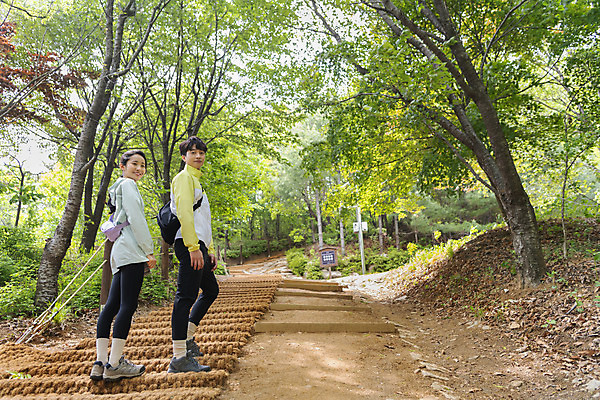 포토 JPG 주간 전신 나무 커플 응시 여자 남자 커플라이프 데이트 산 서기 미소 20대 성인 야외 두명 옆모습 등산 한국인 뒤돌아보기 성인만 국내포토 자연요소 식물 라이프스타일 시선 뷰포인트 관계 모션 표정 사람 동양인 청년 트래킹 파일형식