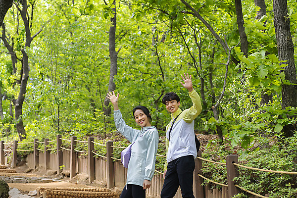 포토 JPG 주간 나무 커플 응시 여자 남자 커플라이프 데이트 산 미소 상반신 20대 성인 야외 두명 옆모습 등산 한국인 손인사 성인만 국내포토 자연요소 식물 라이프스타일 시선 뷰포인트 관계 표정 사람 동양인 청년 트래킹 인사 파일형식