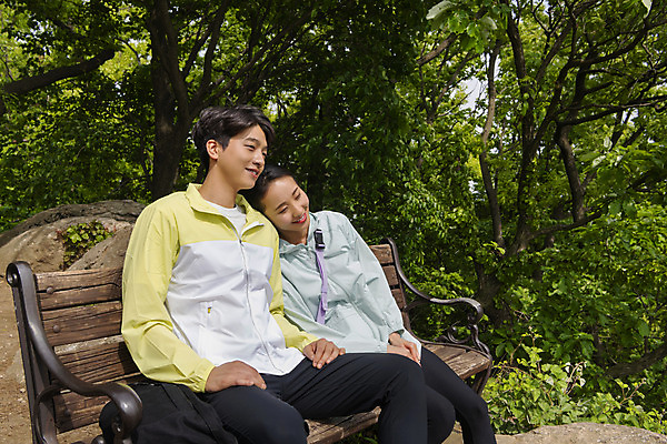 포토 JPG 주간 커플 여자 남자 커플라이프 벤치 데이트 휴식 산 미소 앉기 상반신 20대 성인 야외 두명 옆모습 기댐 등산 한국인 성인만 국내포토 자연요소 라이프스타일 뷰포인트 컨셉 의자 관계 모션 표정 사람 동양인 청년 트래킹 파일형식