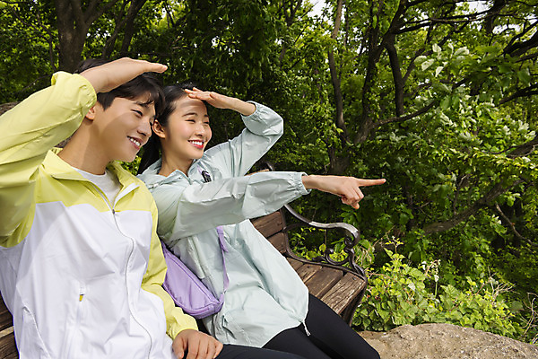 포토 JPG 주간 커플 응시 여자 남자 커플라이프 벤치 데이트 휴식 산 미소 앉기 상반신 20대 성인 야외 두명 옆모습 등산 한국인 가림 가리킴 성인만 국내포토 자연요소 라이프스타일 시선 뷰포인트 컨셉 의자 관계 모션 표정 사람 동양인 손짓 청년 트래킹 파일형식