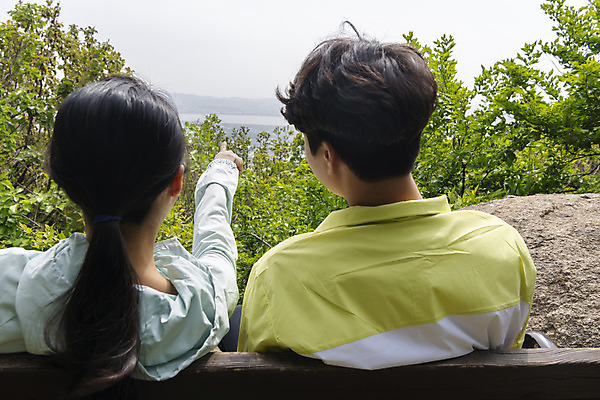 포토 JPG 주간 커플 여자 남자 커플라이프 데이트 휴식 산 상반신 20대 성인 야외 두명 뒷모습 등산 한국인 가리킴 성인만 국내포토 자연요소 라이프스타일 뷰포인트 컨셉 관계 사람 동양인 손짓 청년 트래킹 파일형식