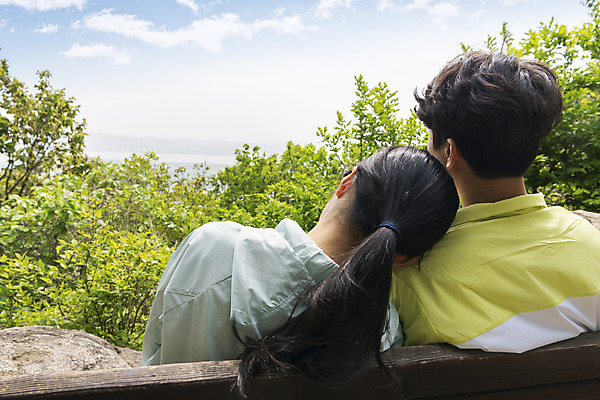 포토 JPG 주간 커플 여자 남자 커플라이프 데이트 하늘 휴식 산 상반신 20대 성인 야외 두명 뒷모습 기댐 등산 한국인 성인만 국내포토 자연요소 라이프스타일 뷰포인트 컨셉 관계 모션 사람 동양인 청년 트래킹 파일형식