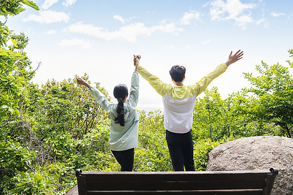 포토 JPG 주간 전신 커플 여자 남자 커플라이프 벤치 데이트 하늘 나뭇잎 산 20대 성인 야외 두명 뒷모습 손잡기 등산 만세 한국인 성인만 국내포토 자연요소 라이프스타일 뷰포인트 잎 의자 관계 모션 사람 동양인 청년 트래킹 파일형식