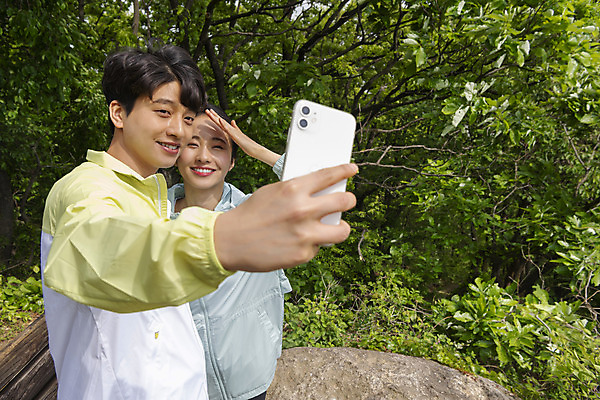 포토 JPG 주간 커플 응시 여자 남자 커플라이프 데이트 휴식 산 미소 들기 상반신 20대 성인 야외 두명 앞모습 옆모습 스마트폰 등산 한국인 가림 셀프카메라 성인만 국내포토 자연요소 라이프스타일 시선 뷰포인트 컨셉 관계 모션 표정 사람 동양인 청년 핸드폰 스마트기기 사진촬영 트래킹 파일형식
