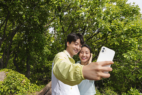 포토 JPG 주간 커플 응시 여자 남자 커플라이프 데이트 산 미소 들기 상반신 20대 성인 야외 두명 앞모습 옆모습 스마트폰 등산 한국인 셀프카메라 성인만 국내포토 자연요소 라이프스타일 시선 뷰포인트 관계 모션 표정 사람 동양인 청년 핸드폰 스마트기기 사진촬영 트래킹 파일형식