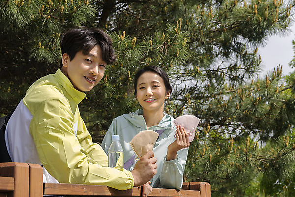 포토 JPG 주간 커플 응시 여자 남자 커플라이프 데이트 휴식 산 마스크 미소 들기 상반신 20대 성인 야외 두명 앞모습 옆모습 등산 한국인 물병 성인만 코로나바이러스 노마스크 국내포토 자연요소 라이프스타일 시선 뷰포인트 컨셉 관계 모션 표정 사람 동양인 청년 트래킹 바이러스 사회이슈 물통 파일형식