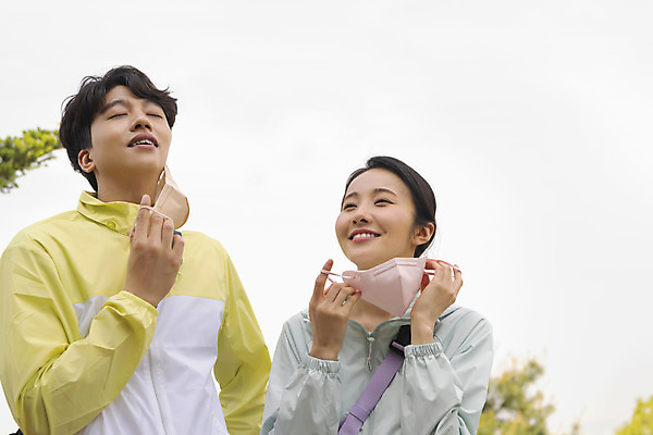 포토 JPG 주간 커플 여자 남자 커플라이프 데이트 마스크 미소 상반신 20대 성인 야외 두명 앞모습 눈감음 등산 한국인 벗기 상쾌 성인만 코로나바이러스 노마스크 국내포토 자연요소 라이프스타일 감정 뷰포인트 관계 모션 표정 사람 동양인 청년 트래킹 바이러스 사회이슈 파일형식