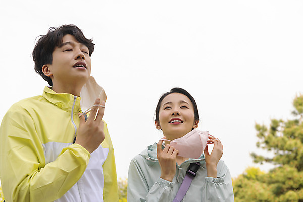 포토 JPG 주간 커플 여자 남자 커플라이프 데이트 마스크 미소 상반신 20대 성인 야외 두명 앞모습 눈감음 등산 한국인 벗기 상쾌 성인만 코로나바이러스 노마스크 국내포토 자연요소 라이프스타일 감정 뷰포인트 관계 모션 표정 사람 동양인 청년 트래킹 바이러스 사회이슈 파일형식