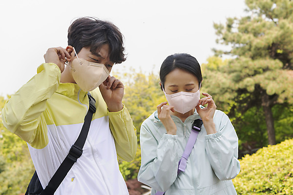 포토 JPG 주간 커플 여자 남자 커플라이프 데이트 산 마스크 상반신 20대 성인 야외 두명 앞모습 옆모습 눈감음 등산 한국인 찡그림 성인만 불편함 코로나바이러스 국내포토 자연요소 라이프스타일 뷰포인트 관계 모션 표정 사람 동양인 청년 트래킹 감각 바이러스 파일형식