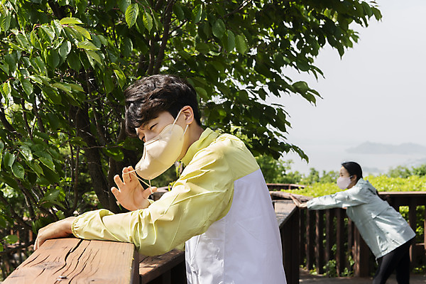 포토 JPG 주간 커플 여자 남자 커플라이프 데이트 산 마스크 상반신 20대 성인 야외 두명 옆모습 등산 한국인 벗기 나무울타리 성인만 불편함 코로나바이러스 노마스크 국내포토 자연요소 라이프스타일 뷰포인트 관계 모션 사람 동양인 청년 울타리 트래킹 감각 바이러스 사회이슈 파일형식