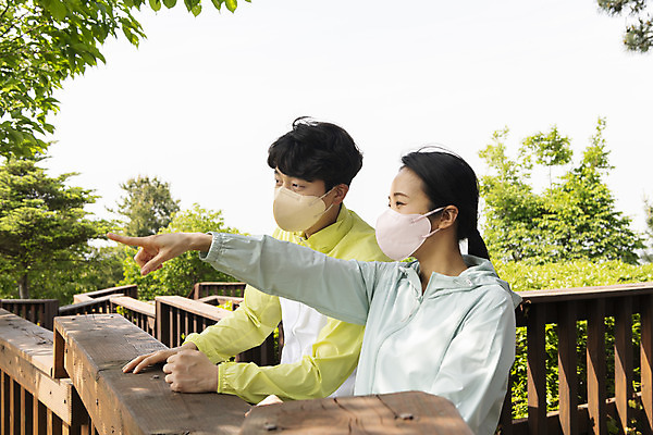 포토 JPG 주간 커플 응시 여자 남자 커플라이프 데이트 산 마스크 상반신 20대 성인 야외 두명 옆모습 등산 한국인 가리킴 나무울타리 성인만 코로나바이러스 국내포토 자연요소 라이프스타일 시선 뷰포인트 관계 사람 동양인 손짓 청년 울타리 트래킹 바이러스 파일형식