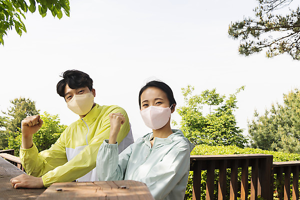 포토 JPG 주간 커플 응시 여자 남자 커플라이프 데이트 산 마스크 상반신 20대 성인 야외 두명 앞모습 옆모습 파이팅 등산 한국인 나무울타리 성인만 코로나바이러스 국내포토 자연요소 라이프스타일 시선 뷰포인트 관계 모션 사람 동양인 청년 울타리 트래킹 바이러스 파일형식