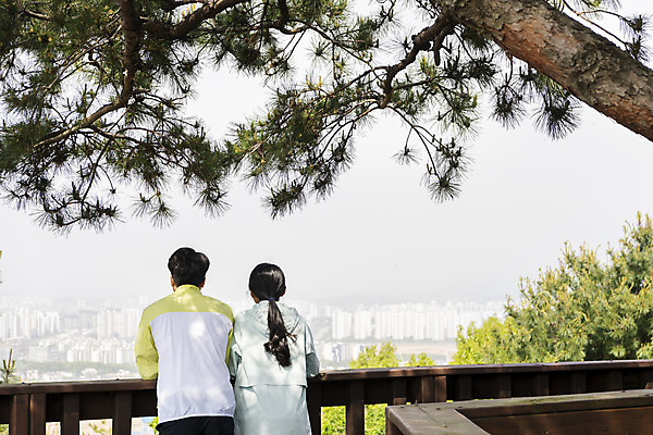 포토 JPG 주간 나무 커플 여자 남자 커플라이프 데이트 휴식 산 상반신 20대 성인 야외 두명 뒷모습 기댐 등산 한국인 나무울타리 성인만 국내포토 자연요소 식물 라이프스타일 뷰포인트 컨셉 관계 모션 사람 동양인 청년 울타리 트래킹 파일형식