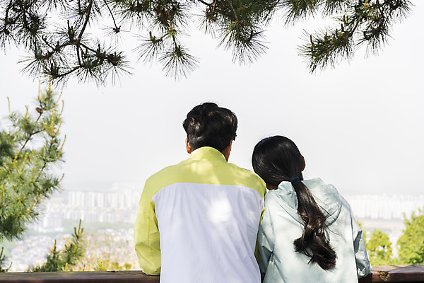포토 JPG 주간 커플 여자 남자 커플라이프 데이트 휴식 산 상반신 20대 성인 야외 두명 뒷모습 기댐 등산 한국인 솔잎 성인만 국내포토 자연요소 라이프스타일 뷰포인트 컨셉 잎 관계 모션 사람 동양인 청년 트래킹 파일형식