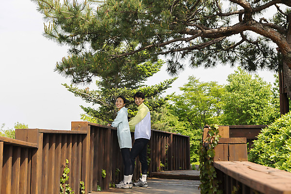 포토 JPG 주간 전신 나무 커플 응시 여자 남자 커플라이프 데이트 휴식 산 서기 미소 20대 성인 야외 두명 옆모습 등산 한국인 나무울타리 성인만 국내포토 자연요소 식물 라이프스타일 시선 뷰포인트 컨셉 관계 모션 표정 사람 동양인 청년 울타리 트래킹 파일형식