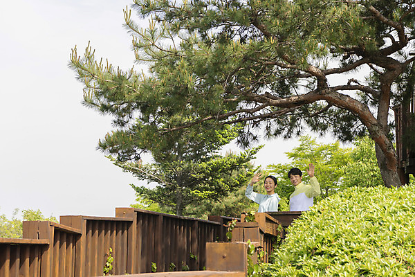 포토 JPG 주간 나무 커플 응시 여자 남자 커플라이프 데이트 휴식 산 미소 상반신 20대 성인 야외 두명 앞모습 등산 한국인 손인사 나무울타리 성인만 국내포토 자연요소 식물 라이프스타일 시선 뷰포인트 컨셉 관계 표정 사람 동양인 청년 울타리 트래킹 인사 파일형식