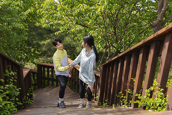 포토 JPG 주간 전신 커플 응시 여자 남자 커플라이프 데이트 산 미소 20대 성인 야외 두명 옆모습 마주보기 계단 손잡기 등산 한국인 성인만 국내포토 자연요소 라이프스타일 시선 뷰포인트 관계 모션 표정 사람 동양인 청년 트래킹 파일형식