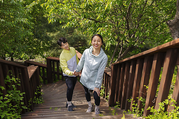포토 JPG 주간 전신 커플 응시 여자 남자 커플라이프 데이트 산 미소 20대 성인 야외 두명 앞모습 옆모습 계단 손잡기 등산 한국인 성인만 국내포토 자연요소 라이프스타일 시선 뷰포인트 관계 모션 표정 사람 동양인 청년 트래킹 파일형식