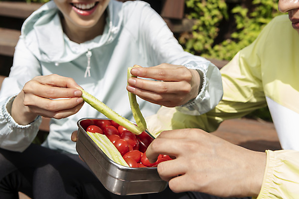 포토 JPG 주간 커플 여자 남자 커플라이프 데이트 방울토마토 휴식 오이 산 미소 들기 상반신 20대 성인 야외 두명 앞모습 옆모습 아웃포커스 등산 한국인 도시락 성인만 국내포토 자연요소 라이프스타일 음식 뷰포인트 컨셉 토마토 채소 관계 모션 촬영기법 표정 사람 동양인 청년 트래킹 파일형식