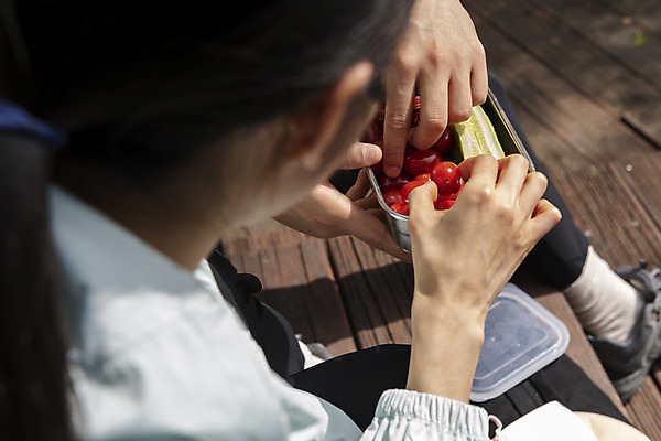 포토 JPG 주간 손 여자 커플라이프 데이트 발 방울토마토 휴식 오이 산 한명 들기 상반신 20대 성인 야외 뒷모습 신체부위 등산 한국인 소프트포커스 도시락 성인여자한명만 국내포토 자연요소 1 라이프스타일 커플 음식 뷰포인트 컨셉 토마토 채소 모션 촬영기법 사람 동양인 청년 트래킹 여자한명만 성인여자만 파일형식