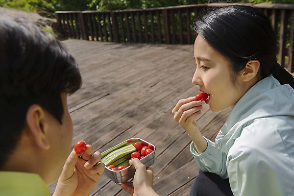 포토 JPG 주간 커플 여자 남자 커플라이프 데이트 방울토마토 오이 산 들기 상반신 20대 성인 야외 두명 옆모습 뒷모습 등산 한국인 먹기 도시락 성인만 국내포토 자연요소 라이프스타일 음식 뷰포인트 토마토 채소 관계 모션 사람 동양인 청년 트래킹 파일형식