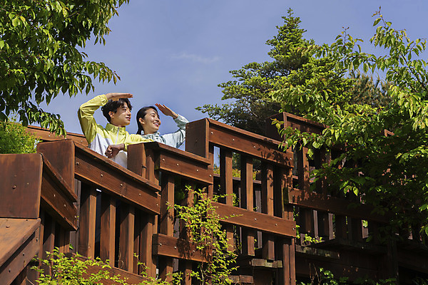 포토 JPG 주간 커플 응시 여자 남자 커플라이프 데이트 하늘 산 상반신 20대 성인 야외 두명 앞모습 손들기 등산 한국인 나무울타리 성인만 국내포토 자연요소 라이프스타일 시선 뷰포인트 관계 모션 사람 동양인 청년 울타리 트래킹 파일형식