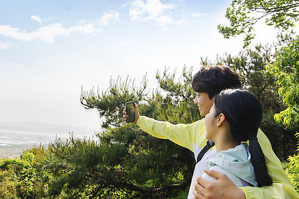 포토 JPG 주간 커플 여자 남자 커플라이프 데이트 하늘 산 들기 상반신 20대 성인 야외 두명 옆모습 스마트폰 등산 한국인 정상 셀프카메라 산정상 성인만 어깨에손 국내포토 자연요소 라이프스타일 뷰포인트 관계 모션 사람 동양인 청년 핸드폰 스마트기기 사진촬영 트래킹 파일형식