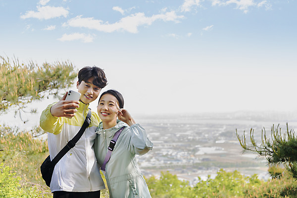 포토 JPG 주간 커플 응시 여자 남자 커플라이프 데이트 하늘 어깨동무 산 미소 들기 상반신 20대 성인 야외 두명 앞모습 스마트폰 등산 한국인 정상 셀프카메라 브이 산정상 성인만 국내포토 자연요소 라이프스타일 시선 뷰포인트 포즈 관계 모션 표정 사람 동양인 손짓 청년 핸드폰 스마트기기 사진촬영 트래킹 파일형식