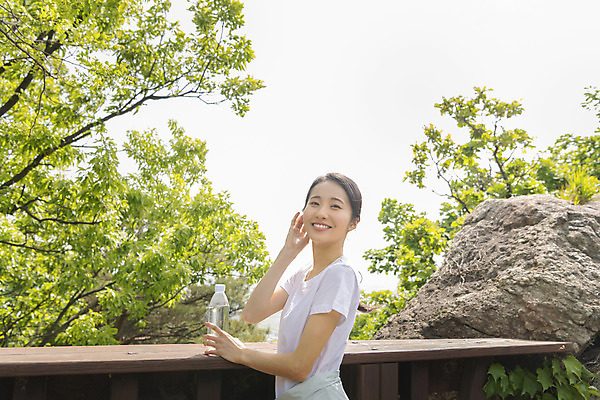 포토 JPG 주간 우먼라이프 응시 여자 휴식 산 한명 미소 상반신 20대 성인 야외 옆모습 등산 한국인 물통 성인여자한명만 국내포토 자연요소 1 라이프스타일 시선 뷰포인트 컨셉 표정 사람 동양인 청년 트래킹 여자한명만 성인여자만 파일형식