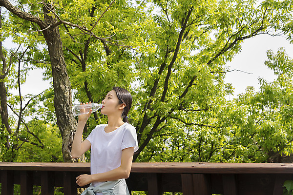 포토 JPG 주간 나무 우먼라이프 여자 휴식 산 한명 들기 상반신 20대 성인 야외 옆모습 등산 한국인 물통 나무울타리 물마시기 성인여자한명만 국내포토 자연요소 식물 1 라이프스타일 뷰포인트 컨셉 모션 사람 동양인 청년 울타리 트래킹 마시기 여자한명만 성인여자만 파일형식