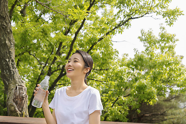 포토 JPG 주간 나무 우먼라이프 응시 여자 휴식 산 한명 미소 들기 상반신 20대 성인 야외 옆모습 등산 한국인 물통 성인여자한명만 국내포토 자연요소 식물 1 라이프스타일 시선 뷰포인트 컨셉 모션 표정 사람 동양인 청년 트래킹 여자한명만 성인여자만 파일형식