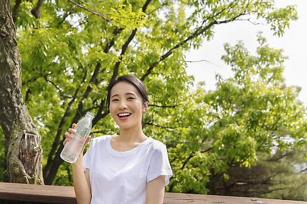포토 JPG 주간 나무 우먼라이프 응시 여자 휴식 산 한명 미소 들기 상반신 20대 성인 야외 앞모습 등산 한국인 물병 성인여자한명만 국내포토 자연요소 식물 1 라이프스타일 시선 뷰포인트 컨셉 모션 표정 사람 동양인 청년 트래킹 물통 여자한명만 성인여자만 파일형식