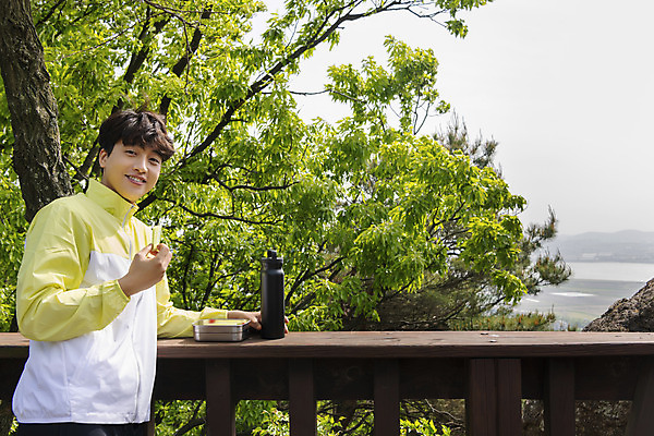 포토 JPG 주간 나무 응시 남자 맨라이프 휴식 오이 산 한명 미소 들기 상반신 20대 성인 야외 옆모습 자연보호 등산 한국인 도시락 텀블러 성인남자한명만 제로웨이스트 국내포토 자연요소 식물 1 라이프스타일 시선 음식 뷰포인트 컨셉 채소 모션 자연 표정 사람 동양인 청년 컵 그린캠페인 트래킹 보호 사회이슈 남자한명만 성인남자만 파일형식