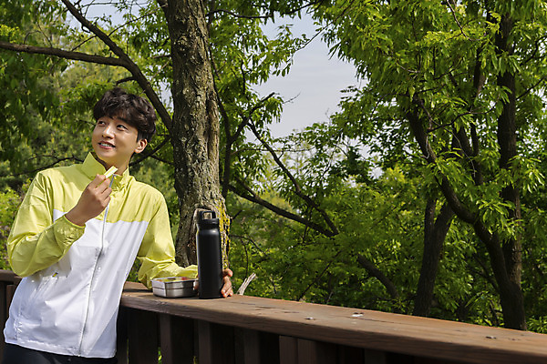 포토 JPG 주간 나무 응시 남자 맨라이프 휴식 오이 산 한명 미소 들기 상반신 20대 성인 야외 앞모습 자연보호 등산 한국인 도시락 텀블러 성인남자한명만 제로웨이스트 국내포토 자연요소 식물 1 라이프스타일 시선 음식 뷰포인트 컨셉 채소 모션 자연 표정 사람 동양인 청년 컵 그린캠페인 트래킹 보호 사회이슈 남자한명만 성인남자만 파일형식