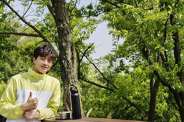 포토 JPG 주간 나무 응시 남자 맨라이프 휴식 산 한명 미소 상반신 20대 성인 야외 앞모습 자연보호 기댐 등산 한국인 최고 도시락 텀블러 성인남자한명만 제로웨이스트 국내포토 자연요소 식물 1 라이프스타일 시선 음식 뷰포인트 컨셉 모션 자연 표정 사람 동양인 청년 컵 그린캠페인 트래킹 보호 사회이슈 남자한명만 성인남자만 파일형식