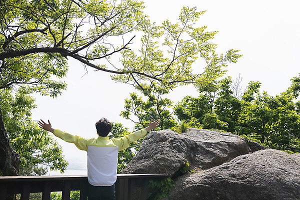 포토 JPG 주간 나무 남자 맨라이프 팔벌리기 산 한명 상반신 20대 성인 야외 뒷모습 등산 한국인 정상 산정상 성인남자한명만 국내포토 자연요소 식물 1 라이프스타일 뷰포인트 모션 사람 동양인 청년 트래킹 남자한명만 성인남자만 파일형식