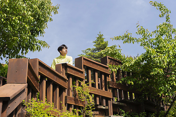 포토 JPG 주간 응시 남자 맨라이프 하늘 휴식 나뭇잎 산 한명 상반신 20대 성인 야외 앞모습 등산 한국인 정상 나무울타리 산정상 성인남자한명만 국내포토 자연요소 1 라이프스타일 시선 뷰포인트 컨셉 잎 사람 동양인 청년 울타리 트래킹 남자한명만 성인남자만 파일형식