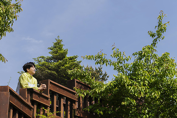 포토 JPG 주간 응시 남자 맨라이프 하늘 휴식 나뭇잎 산 한명 미소 상반신 20대 성인 야외 옆모습 기댐 등산 한국인 정상 나무울타리 산정상 성인남자한명만 국내포토 자연요소 1 라이프스타일 시선 뷰포인트 컨셉 잎 모션 표정 사람 동양인 청년 울타리 트래킹 남자한명만 성인남자만 파일형식