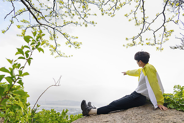 포토 JPG 주간 전신 남자 맨라이프 하늘 휴식 산 한명 앉기 20대 성인 야외 옆모습 등산 한국인 가리킴 정상 산정상 성인남자한명만 국내포토 자연요소 1 라이프스타일 뷰포인트 컨셉 모션 사람 동양인 손짓 청년 트래킹 남자한명만 성인남자만 파일형식