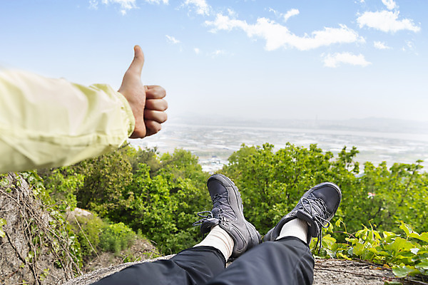 포토 JPG 주간 손 남자 맨라이프 하늘 휴식 나뭇잎 산 한명 앉기 20대 성인 야외 신체부위 등산 한국인 하반신 다리 최고 정상 기념사진 산정상 성인남자한명만 인증샷 국내포토 자연요소 1 라이프스타일 컨셉 잎 모션 사람 동양인 청년 트래킹 인증 합성어 남자한명만 성인남자만 파일형식