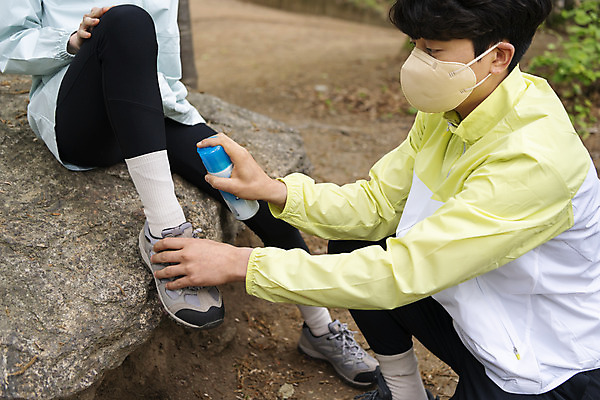 포토 JPG 주간 전신 커플 여자 남자 커플라이프 데이트 산 마스크 들기 앉기 상반신 20대 성인 야외 두명 앞모습 옆모습 등산 한국인 스프레이 발목통증 응급치료 파스 성인만 코로나바이러스 국내포토 자연요소 라이프스타일 뷰포인트 관계 모션 사람 동양인 청년 치료 트래킹 고통 의료용품 바이러스 파일형식