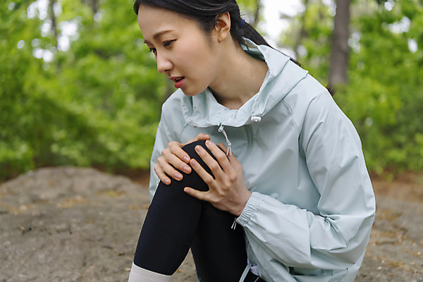 포토 JPG 주간 전신 나무 우먼라이프 여자 산 한명 앉기 20대 성인 야외 옆모습 아웃포커스 등산 고통 한국인 상처 감싸기 무릎통증 성인여자한명만 국내포토 자연요소 식물 1 라이프스타일 감정 뷰포인트 모션 촬영기법 사람 동양인 청년 트래킹 여자한명만 성인여자만 파일형식