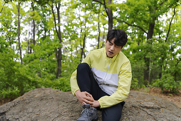 포토 JPG 주간 전신 나무 남자 맨라이프 산 한명 20대 성인 야외 앞모습 등산 고통 한국인 상처 성인남자한명만 국내포토 자연요소 식물 1 라이프스타일 감정 뷰포인트 사람 동양인 청년 트래킹 남자한명만 성인남자만 파일형식