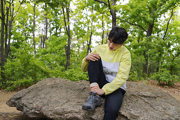 포토 JPG 주간 전신 응시 남자 맨라이프 산 한명 앉기 20대 성인 야외 앞모습 등산 고통 한국인 찡그림 상처 감싸기 발목통증 성인남자한명만 국내포토 자연요소 1 라이프스타일 시선 감정 뷰포인트 모션 표정 사람 동양인 청년 트래킹 남자한명만 성인남자만 파일형식