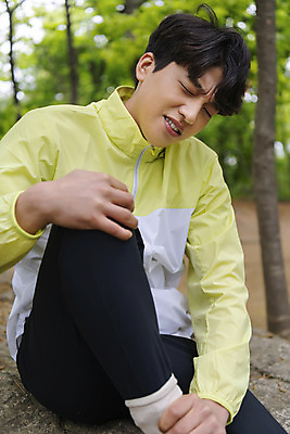 포토 JPG 주간 나무 남자 맨라이프 산 한명 상반신 20대 성인 야외 앞모습 아웃포커스 등산 고통 한국인 잡기 찡그림 상처 발목통증 성인남자한명만 국내포토 자연요소 식물 1 라이프스타일 감정 뷰포인트 모션 촬영기법 표정 사람 동양인 청년 트래킹 남자한명만 성인남자만 파일형식