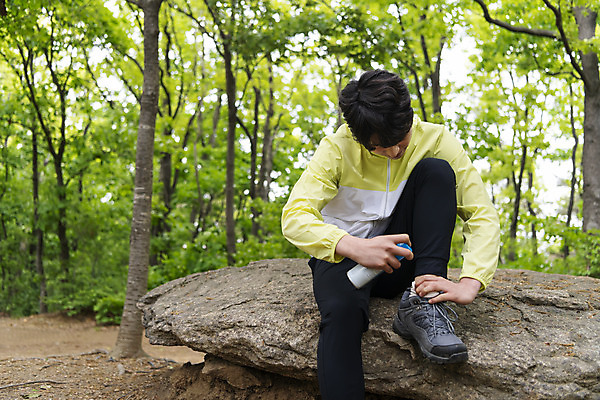 포토 JPG 주간 전신 나무 남자 맨라이프 산 한명 들기 20대 성인 야외 앞모습 등산 고통 한국인 잡기 상처 뿌리기 스프레이 발목통증 응급치료 파스 성인남자한명만 국내포토 자연요소 식물 1 라이프스타일 감정 뷰포인트 모션 사람 동양인 청년 치료 트래킹 의료용품 남자한명만 성인남자만 파일형식