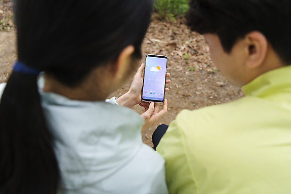 포토 JPG 주간 커플 여자 남자 커플라이프 데이트 산 들기 상반신 20대 성인 야외 두명 뒷모습 스마트폰 등산 한국인 소프트포커스 일기예보 확인 성인만 국내포토 자연요소 라이프스타일 뷰포인트 관계 모션 촬영기법 사람 동양인 청년 핸드폰 스마트기기 트래킹 파일형식