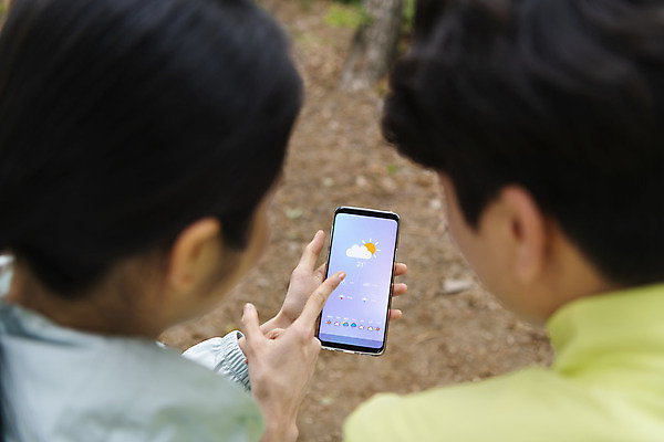 포토 JPG 주간 커플 여자 남자 커플라이프 데이트 산 들기 상반신 20대 성인 야외 두명 뒷모습 스마트폰 등산 한국인 가리킴 소프트포커스 일기예보 확인 성인만 국내포토 자연요소 라이프스타일 뷰포인트 관계 모션 촬영기법 사람 동양인 손짓 청년 핸드폰 스마트기기 트래킹 파일형식