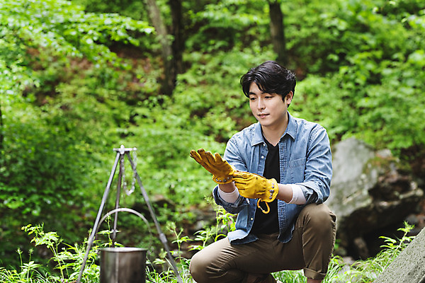 포토 JPG 주간 응시 남자 맨라이프 장갑 휴가 한명 앉기 성인 취미 야외 앞모습 30대 캠핑 한국인 숲 반합 싱글라이프 성인남자한명만 국내포토 자연요소 1 라이프스타일 시선 잡화 뷰포인트 모션 레저 캠핑도구 사람 동양인 장년 남자한명만 성인남자만 파일형식